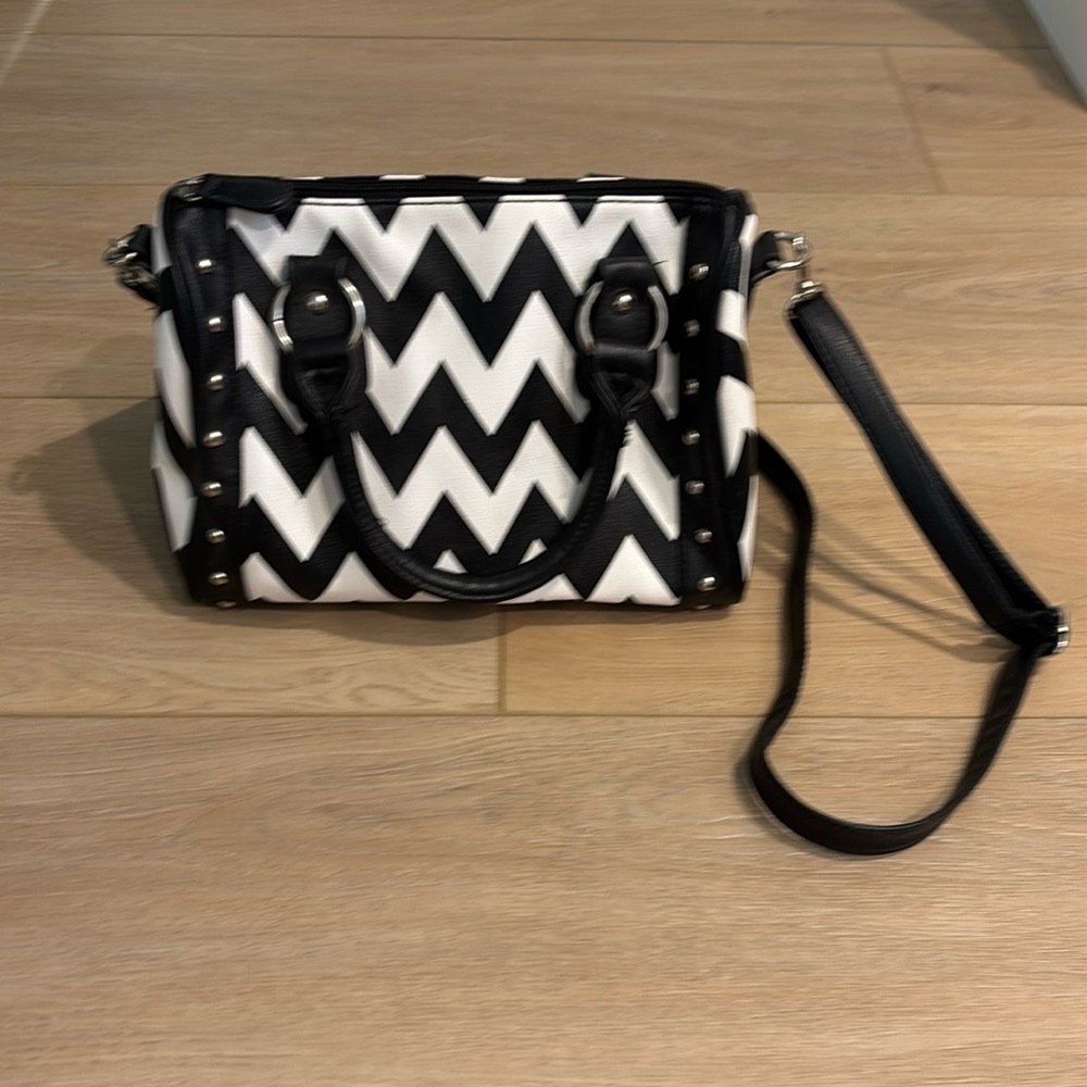 Claire’s Chevron Black/White Purse Crossbody strap